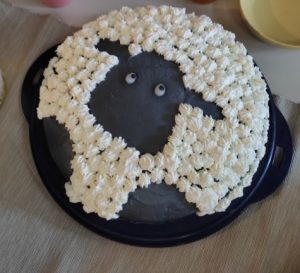 ein Kuchen gestaltet als Schaf