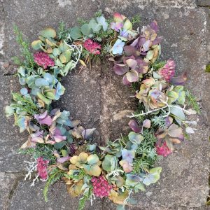 ein Trockenblumenkranz bunte Farben erstellt auf Hof-Naturverbunden