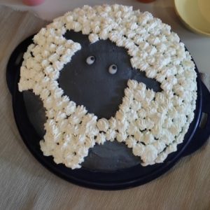 ein Kuchen gestaltet als Schaf